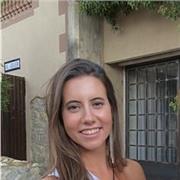 Estudiante de medicina que imparte clases de refuerzo para hacer los deberes y estudiar a niños de primaria